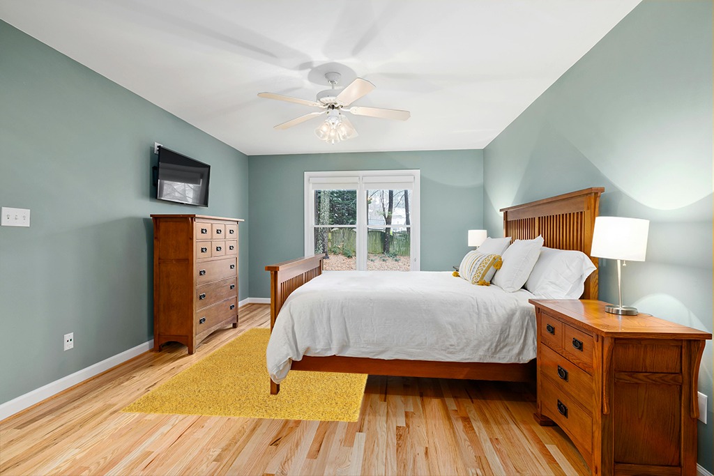Yellow, 5x8 Feet fluffy rug in Teal and Orange Wood Bedroom