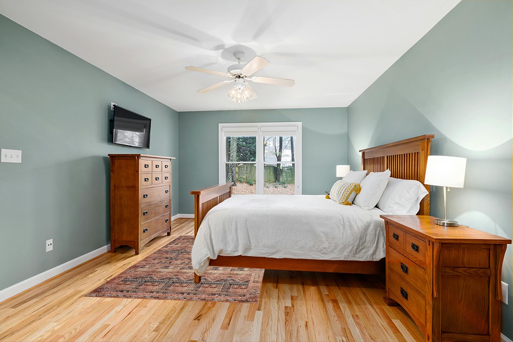 Loloi II Layla Collection LAY-14 Mocha/Blush, Traditional 5'-0" x 7'-6" Area Rug in Teal and Orange Wood Bedroom