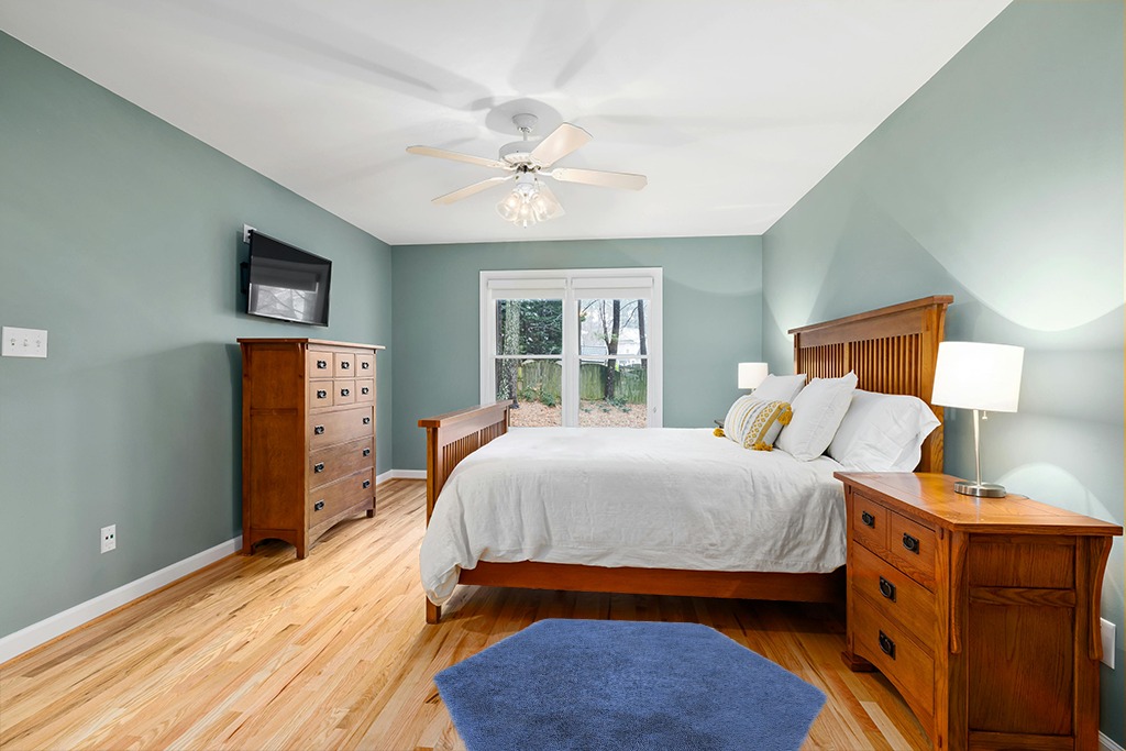 Ultra Soft Rug 4.6 ft in Teal and Orange Wood Bedroom