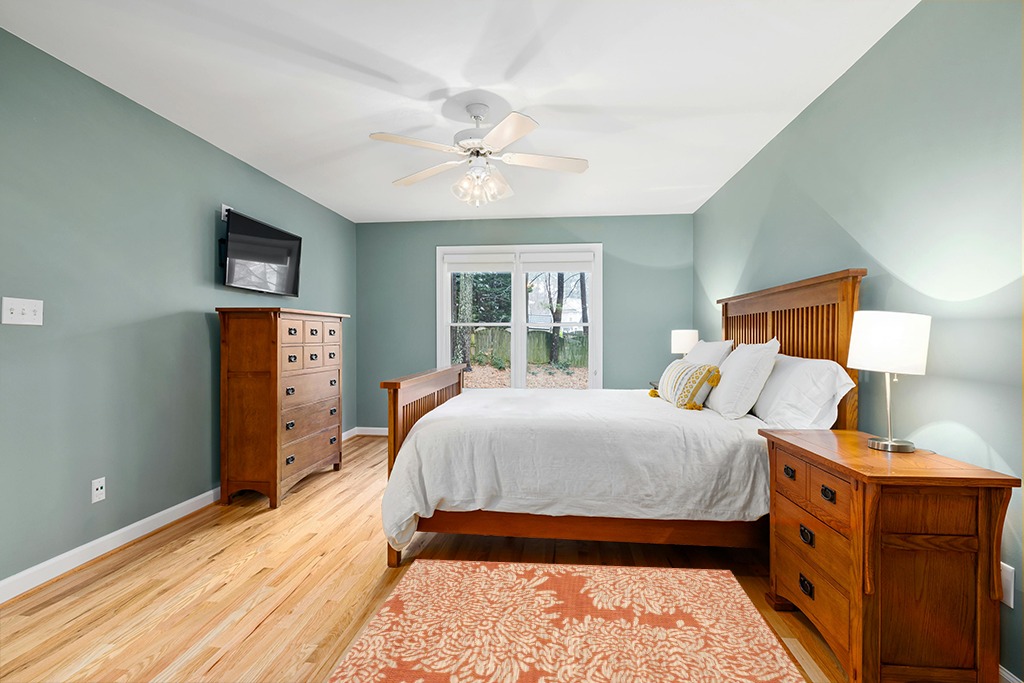 Safavieh Martha Stewart Msr4125A 4'0" x 5'7" Terracotta / Beige Area Rug in Teal and Orange Wood Bedroom