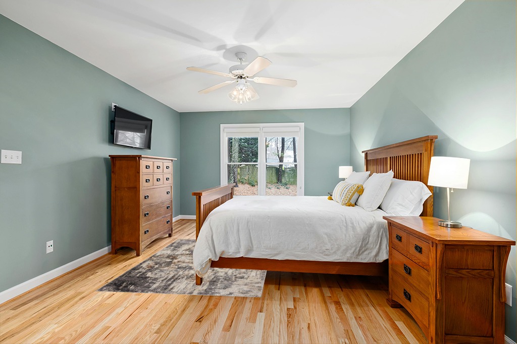 LUXE WEAVERS Euston Gray 5 x 7 Abstract Modern Area Rug in Teal and Orange Wood Bedroom