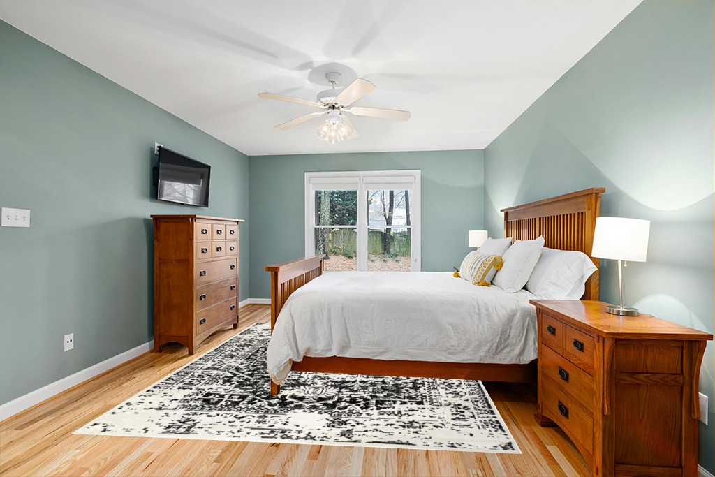 nuLOOM Jordana Vintage Distressed Medallion Area Rug, 8x10, Black and White in Teal and Orange Wood Bedroom