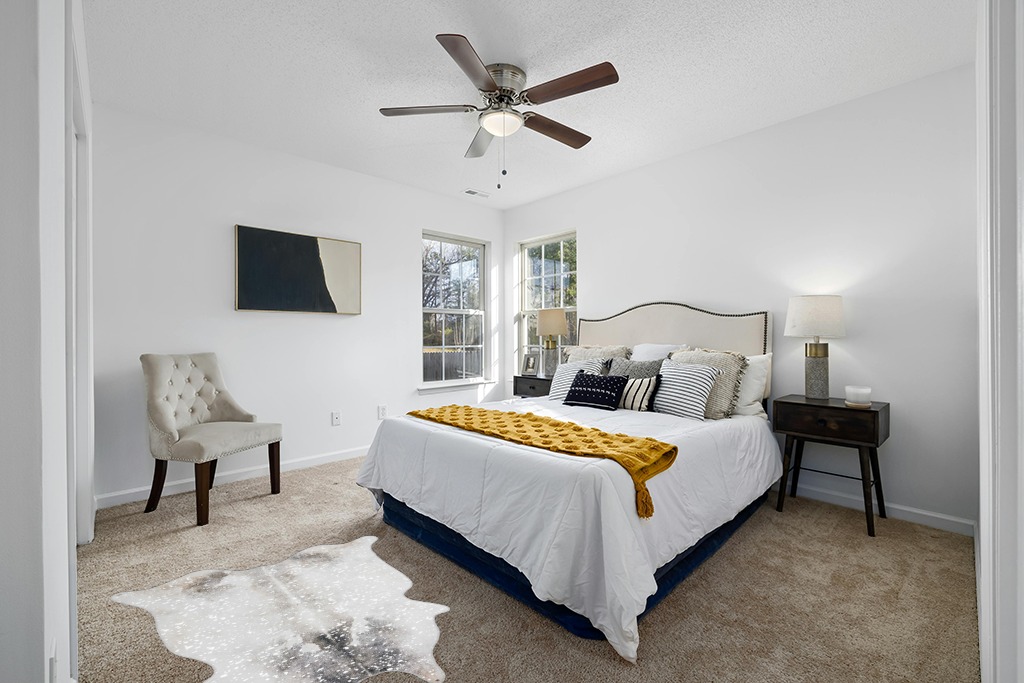 Loloi II Odessa Collection ODE-02 Silver/Grey 3'-10" x 5' Accent Rug in White and Yellow Modern Bedroom
