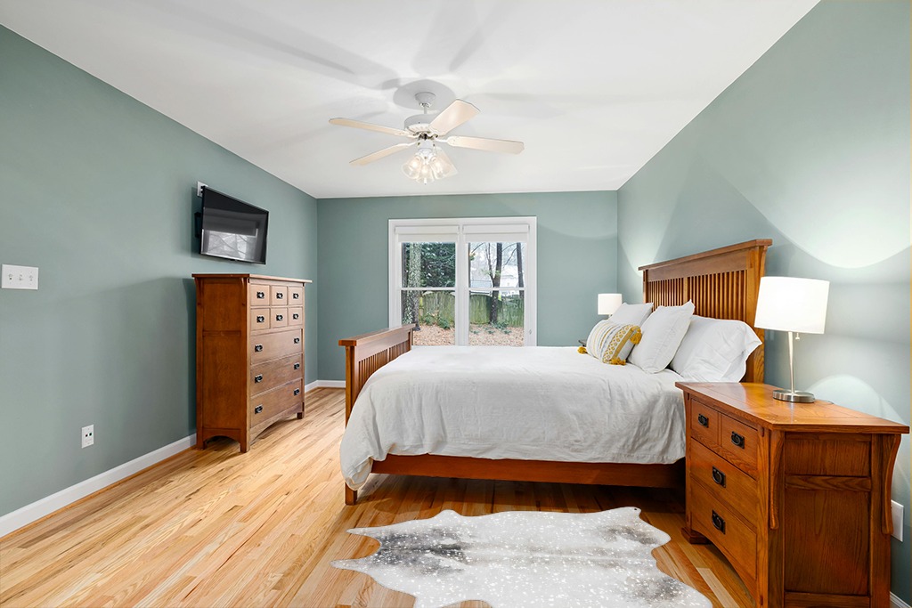 Loloi II Odessa Collection ODE-02 Silver/Grey 3'-10" x 5' Accent Rug in Teal and Orange Wood Bedroom