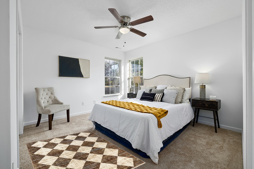 nuLOOM Meline Checkered Fringe Area Rug, 4x6, Beige in White and Yellow Modern Bedroom