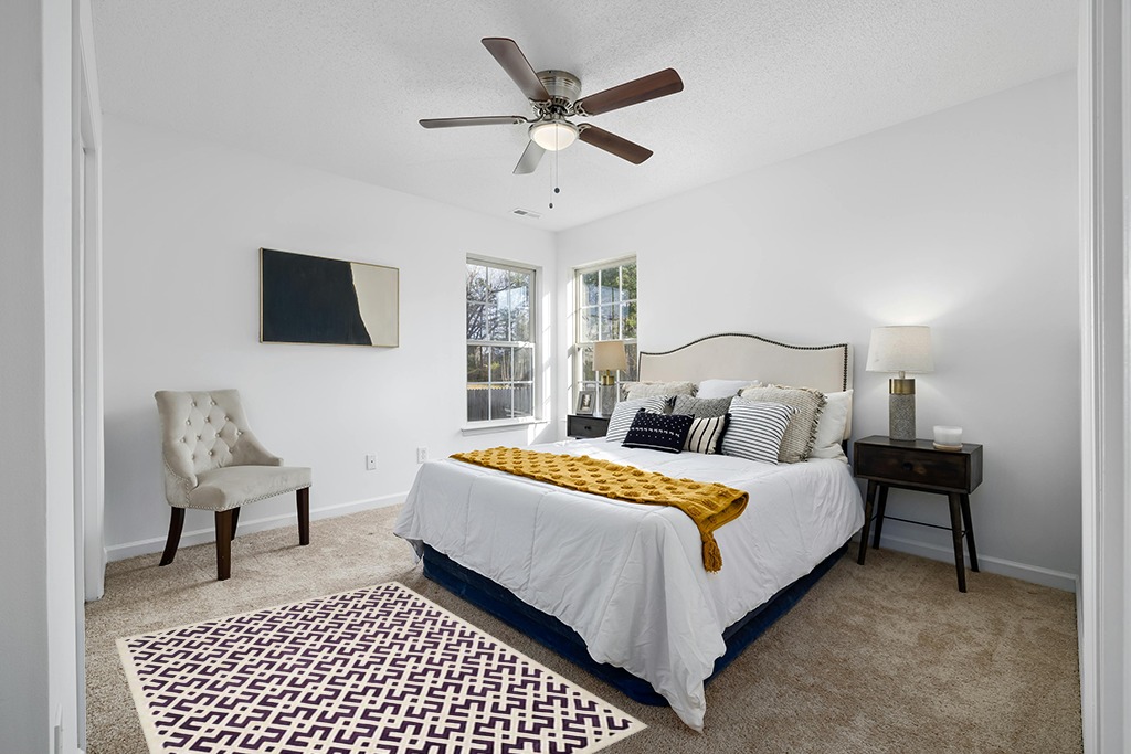 SAFAVIEH Chatham Collection 4' x 6' Purple / Ivory CHT719F Handmade Geometric Premium Wool Area Rug in White and Yellow Modern Bedroom