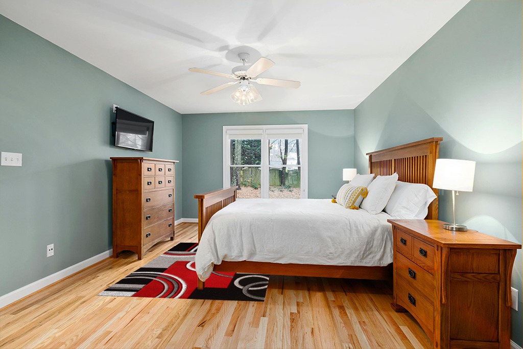 Red Modern Stain-resistant Living Room Area Rug in Teal and Orange Wood Bedroom