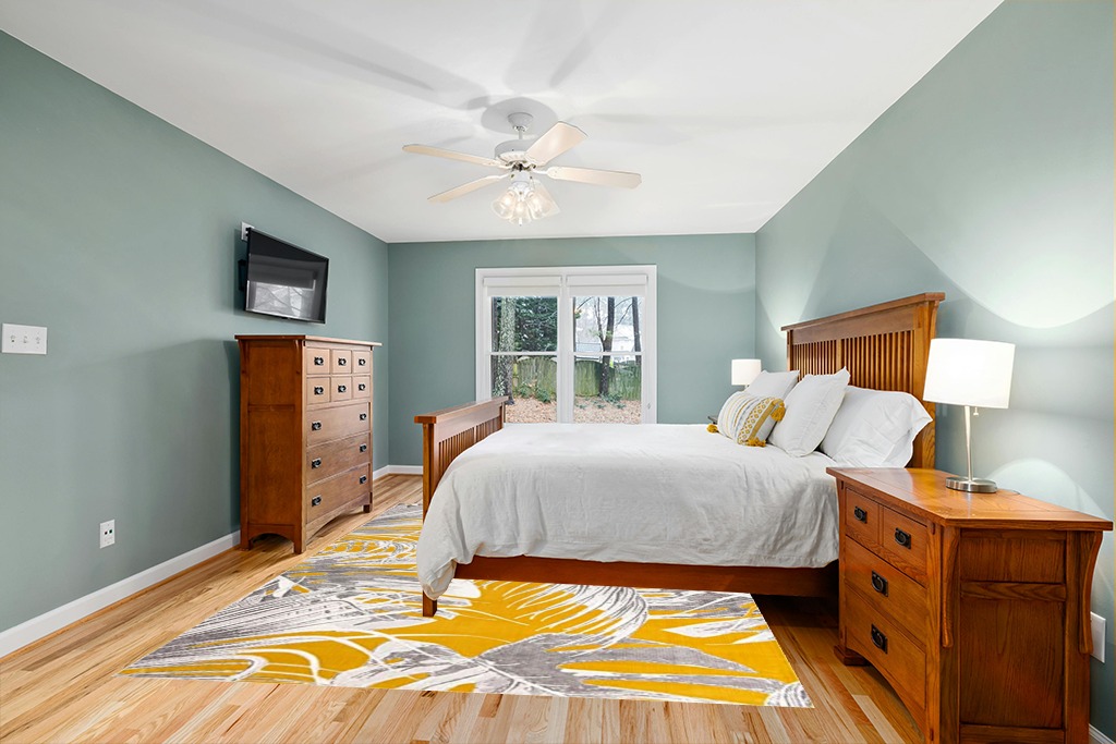 Unique Loom Blossom Collection Area Rug - Montego (7' 10" x 10' Rectangle, Yellow/ Ivory) in Teal and Orange Wood Bedroom