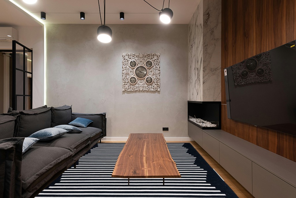 SAFAVIEH Montauk Collection Area Rug - 8' x 10', Black & Ivory, Handmade Flat Weave Boho Farmhouse Cotton Modern Stripe, Ideal for High Traffic Areas in Living Room, Bedroom (MTK313Z) in Dark Wood Living Room with Black Couch