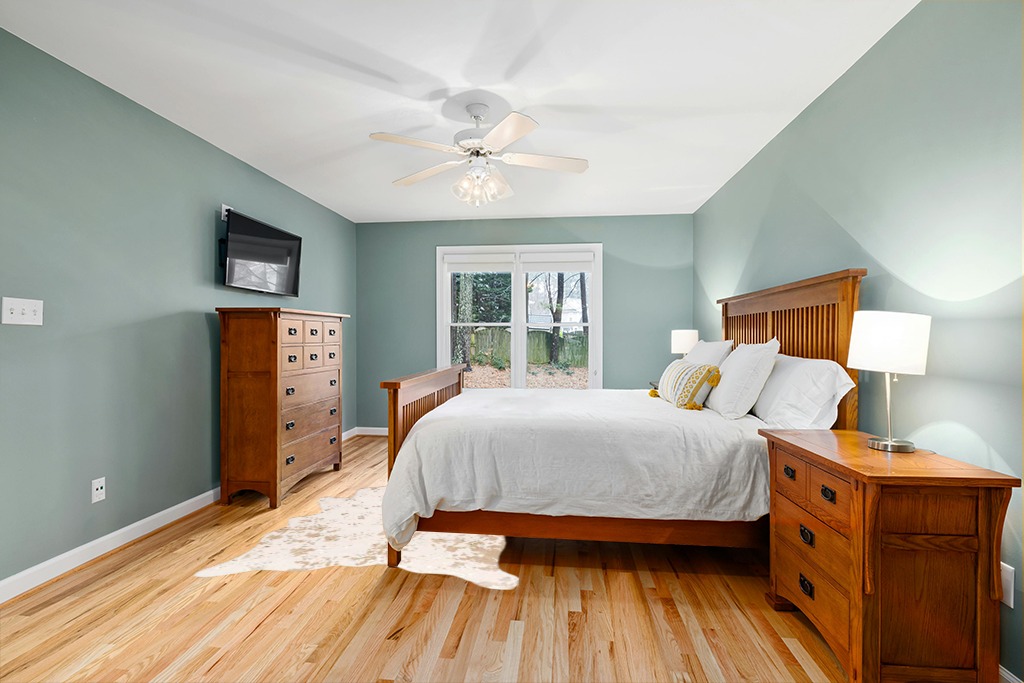 nuLOOM Iraida Contemporary Faux Cowhide Area Rug, 5' x 6' 7", Off-white in Teal and Orange Wood Bedroom