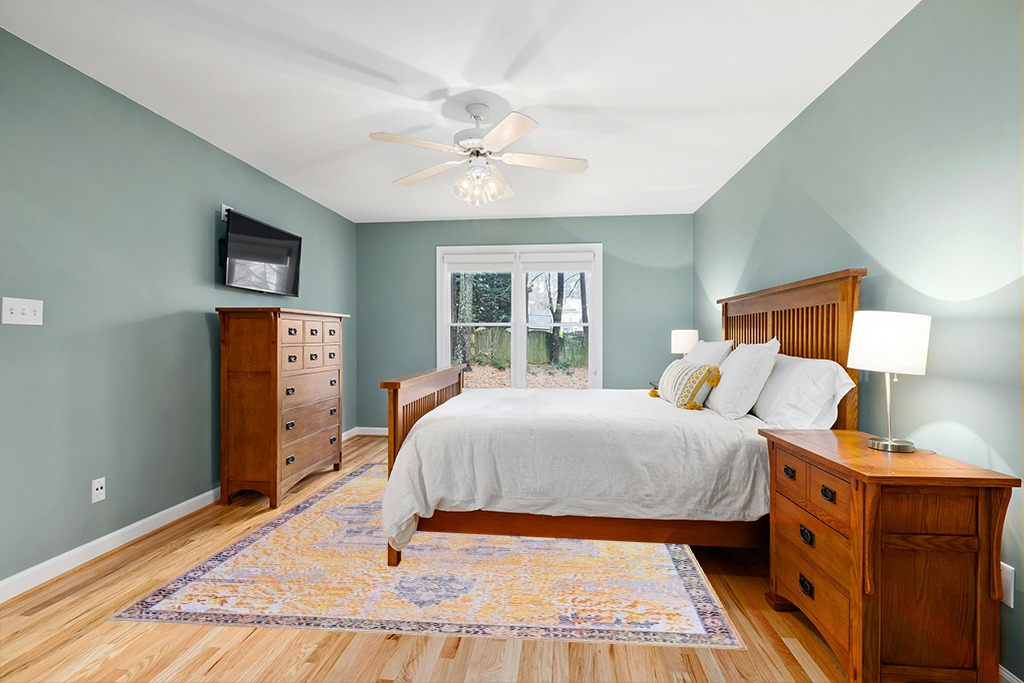 Unique Loom Renaissance Collection Area Rug - Roma (7' 10" x 10' Rectangle, Tuscan Yellow/ Navy Blue) in Teal and Orange Wood Bedroom