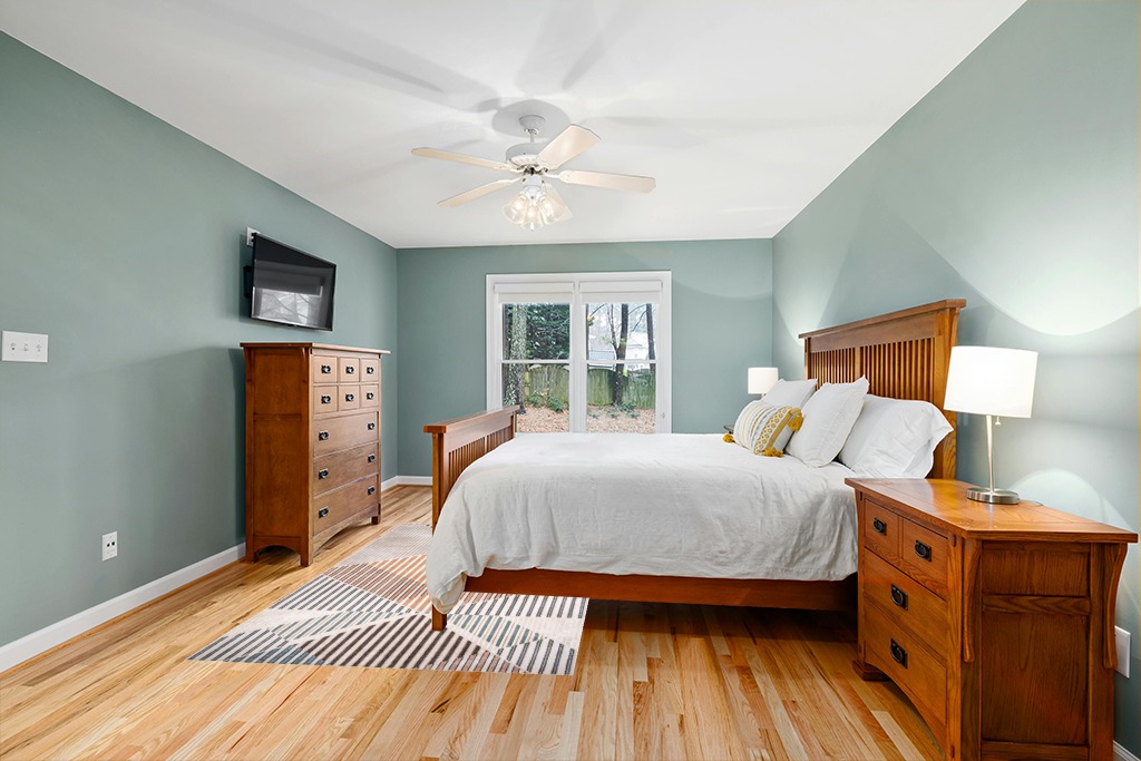 nuLOOM Skyler Contemporary Geometric Diamond Area Rug, 5x8, Beige in Teal and Orange Wood Bedroom