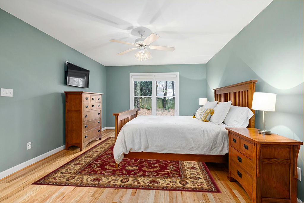 Home Dynamix Royalty Elati Traditional Area Rug 7'8"x10'4", Oriental Red/Ivory in Teal and Orange Wood Bedroom