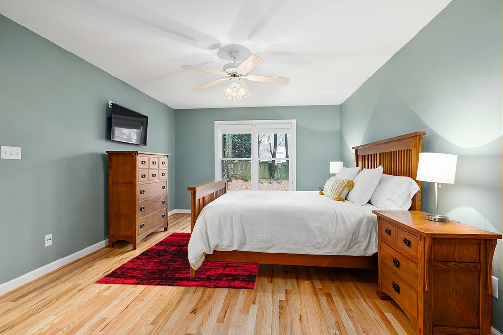 Antep Rugs Abstract 5x7 Modern Indoor Area Rug Amg045 (Red, 5'3" x 7') in Teal and Orange Wood Bedroom