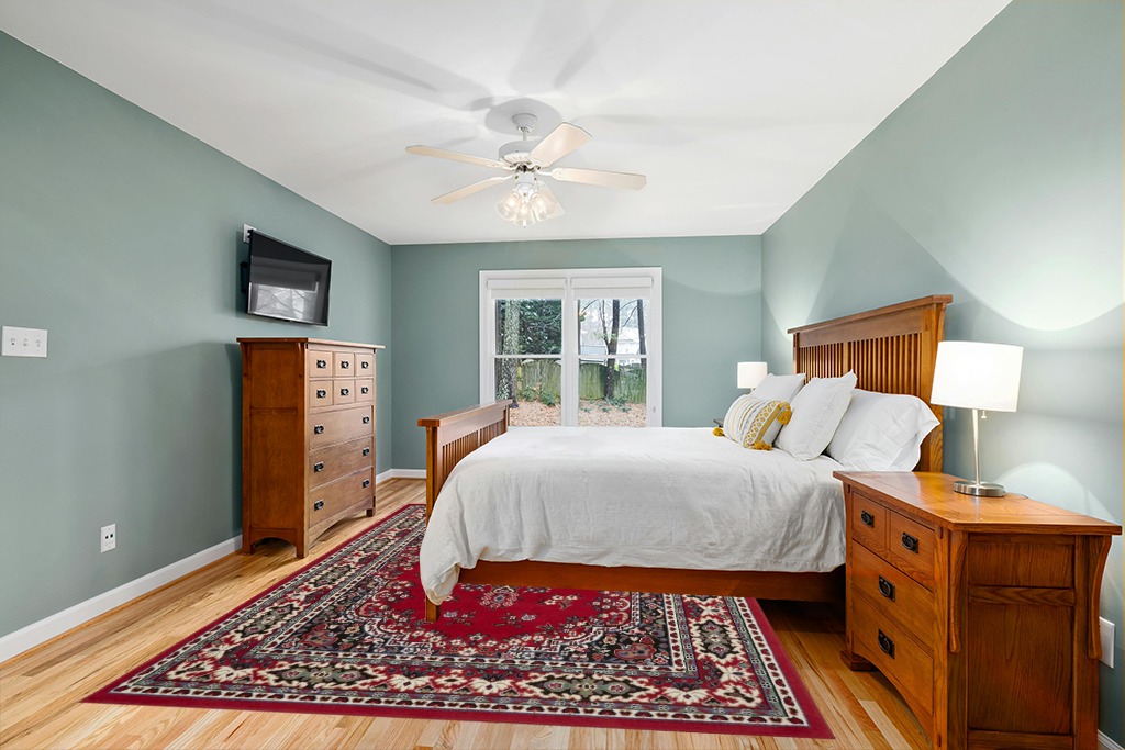 Home Dynamix Premium Sakarya Traditional Medallion Border Area Rug, Claret, 7'8"x10'7" Rectangle in Teal and Orange Wood Bedroom