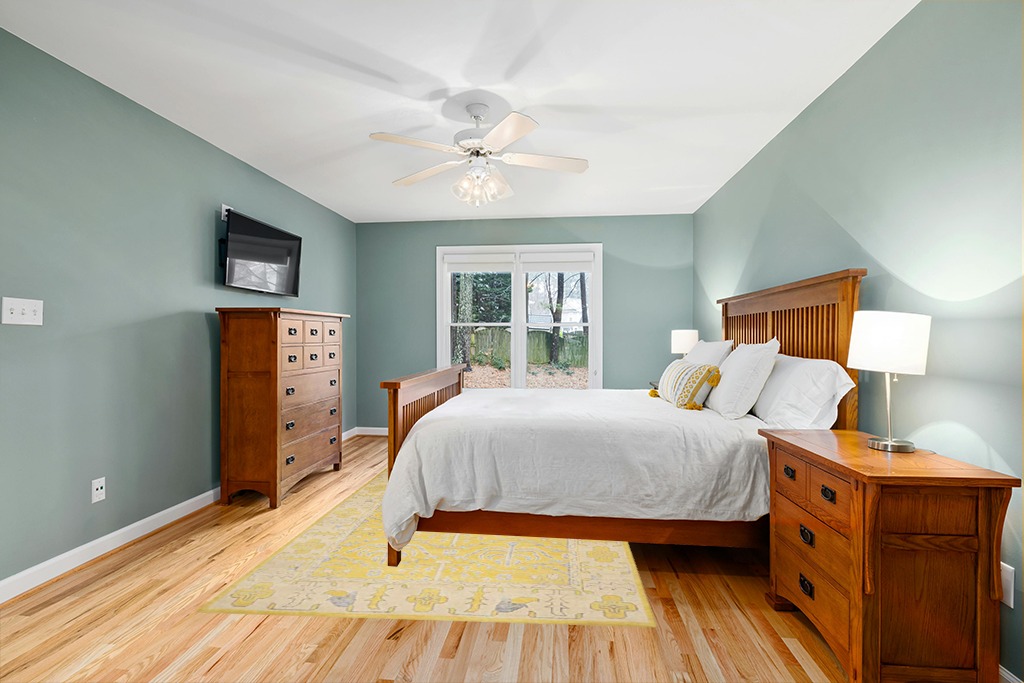 SAFAVIEH Stone Wash Collection 6' x 9' Yellow STW213A Hand-Knotted Premium Wool & Viscose Area Rug in Teal and Orange Wood Bedroom