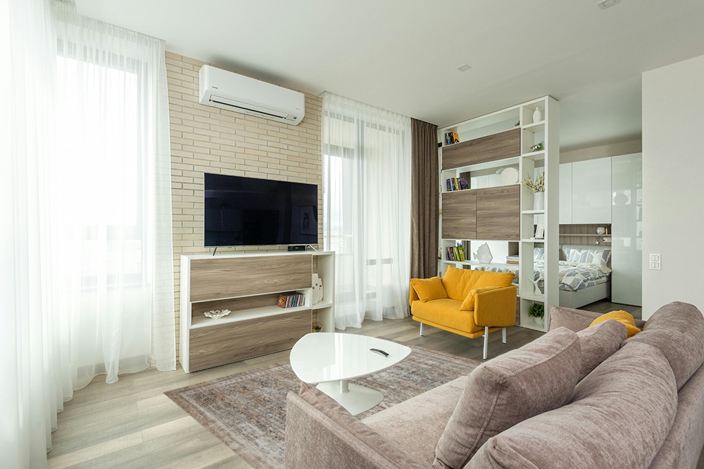 Chris Loves Julia x Loloi 7'6" 9'6" Ink/Terracotta Large Jules Jul-09 Area Rug in Light Modern Living Room with TV