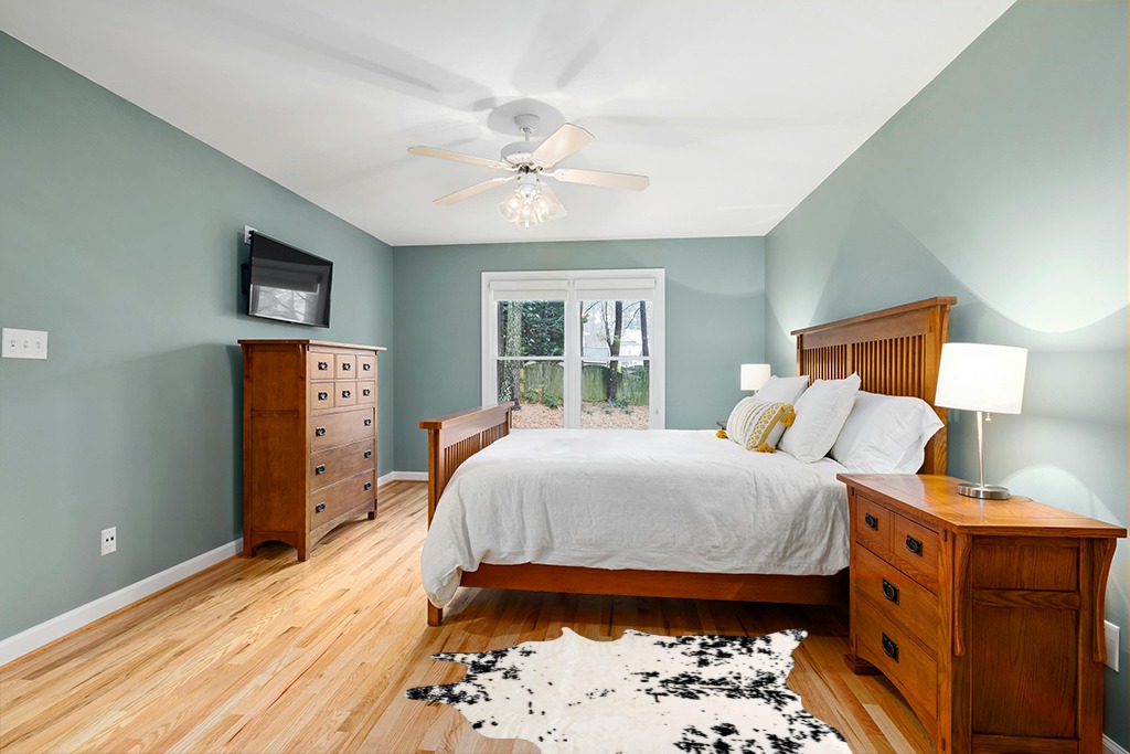 nuLOOM Marcia Machine Washable Faux Cowhide Accent Rug, 3' 10" x 5', Black in Teal and Orange Wood Bedroom