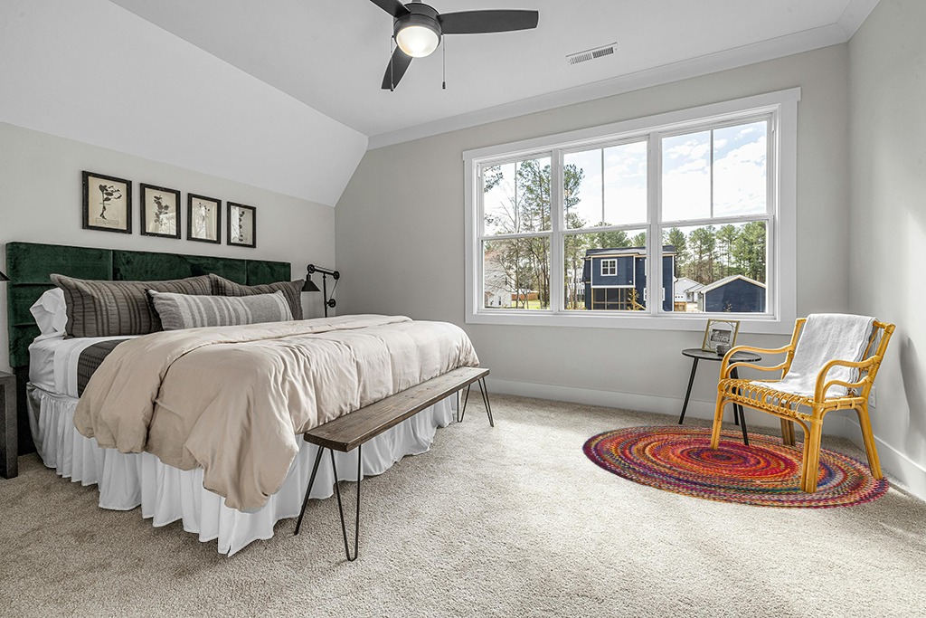 Unique Loom Braided Chindi Collection Area Rug - Layer (6' 1" Round, Multi/ Blue) in Grey Traditional Bedroom with King Bed