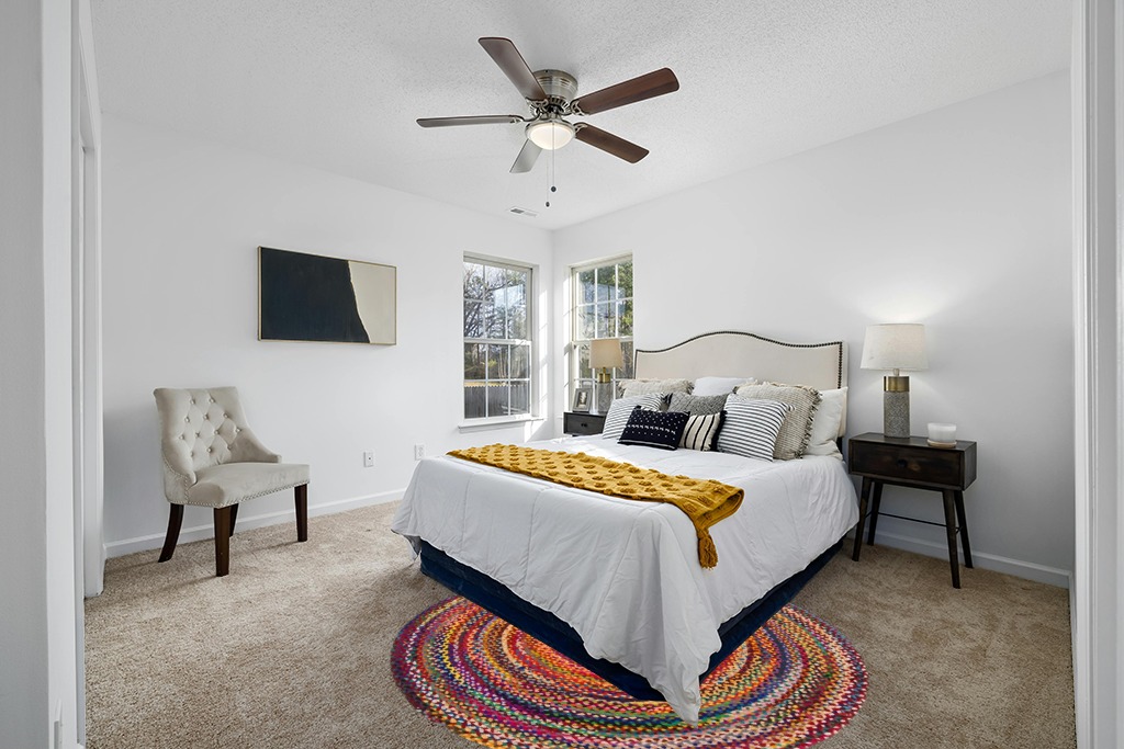 Unique Loom Braided Chindi Collection Area Rug - Layer (6' 1" Round, Multi/ Blue) in White and Yellow Modern Bedroom