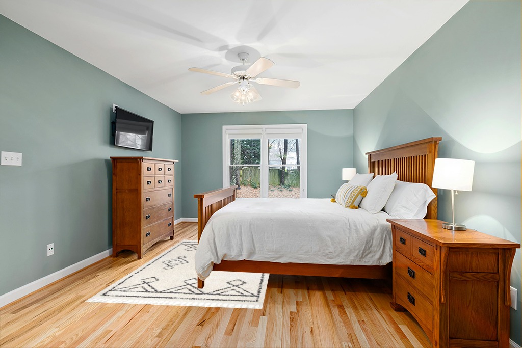 nuLOOM Mackie Moroccan Tasseled Shag Area Rug, 5' 3" x 7' 7", Off-white in Teal and Orange Wood Bedroom