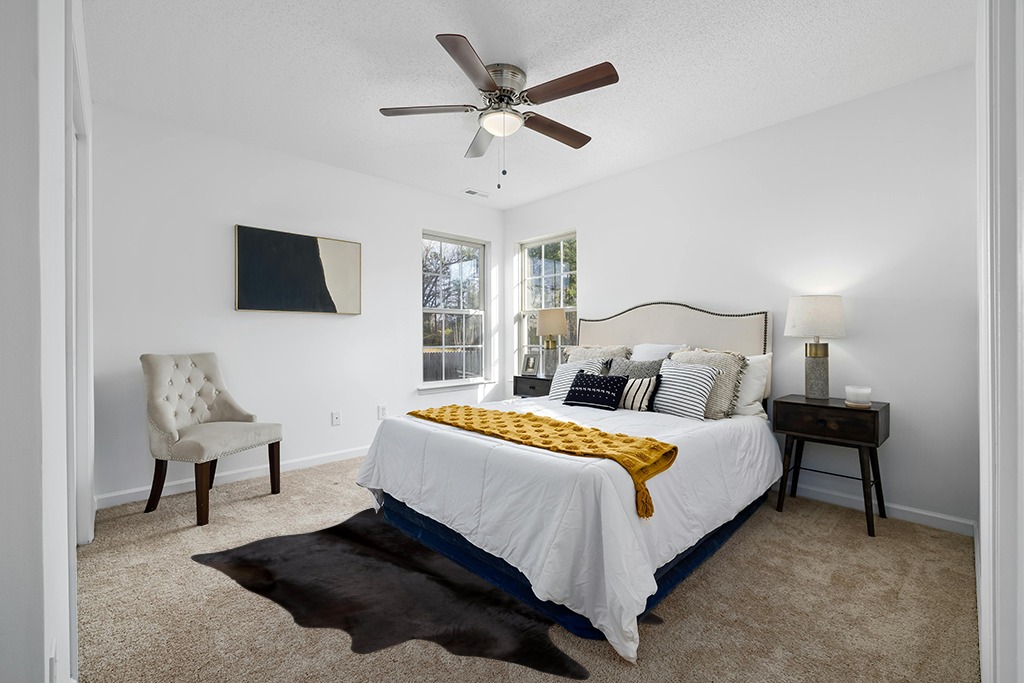 rodeo Solid Black Cowhide Rug (5x7) in White and Yellow Modern Bedroom