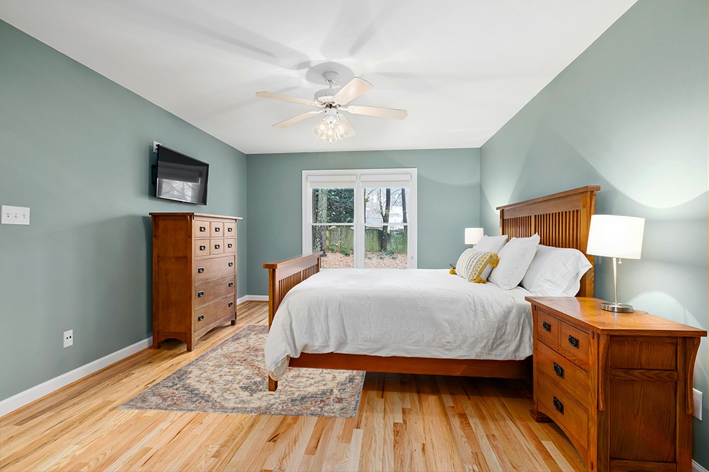 Loloi II Sorrento Collection SOR-05 Ivory/Fiesta 5'-3" x 7'-6" Area Rug in Teal and Orange Wood Bedroom