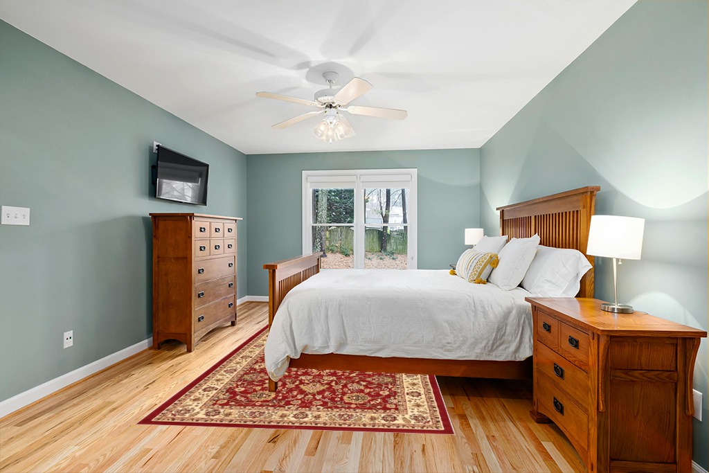 Unique Loom Sialk Hill Collection Area Rug - Washington (6' 1" x 9' Rectangle, Burgundy/ Cream) in Teal and Orange Wood Bedroom