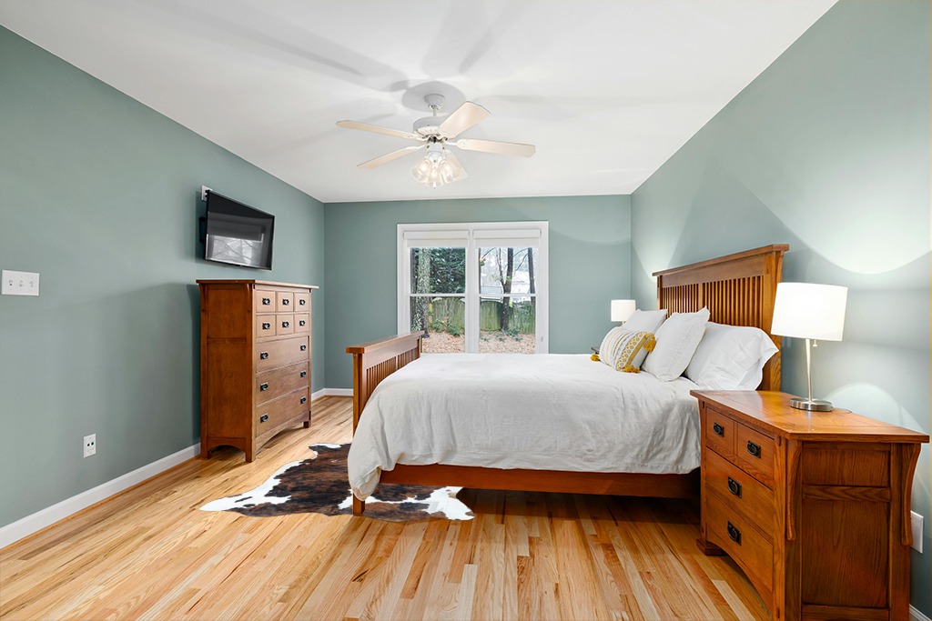 bonanza leathers Genuine Cowhide Rug Tricolor Brindle Size S/L/XL 5X6/6X7/7X8 FT (7X8) in Teal and Orange Wood Bedroom
