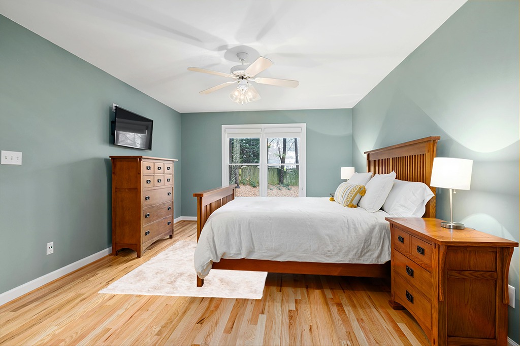 5' x 7' Ivory fluffy rug in Teal and Orange Wood Bedroom