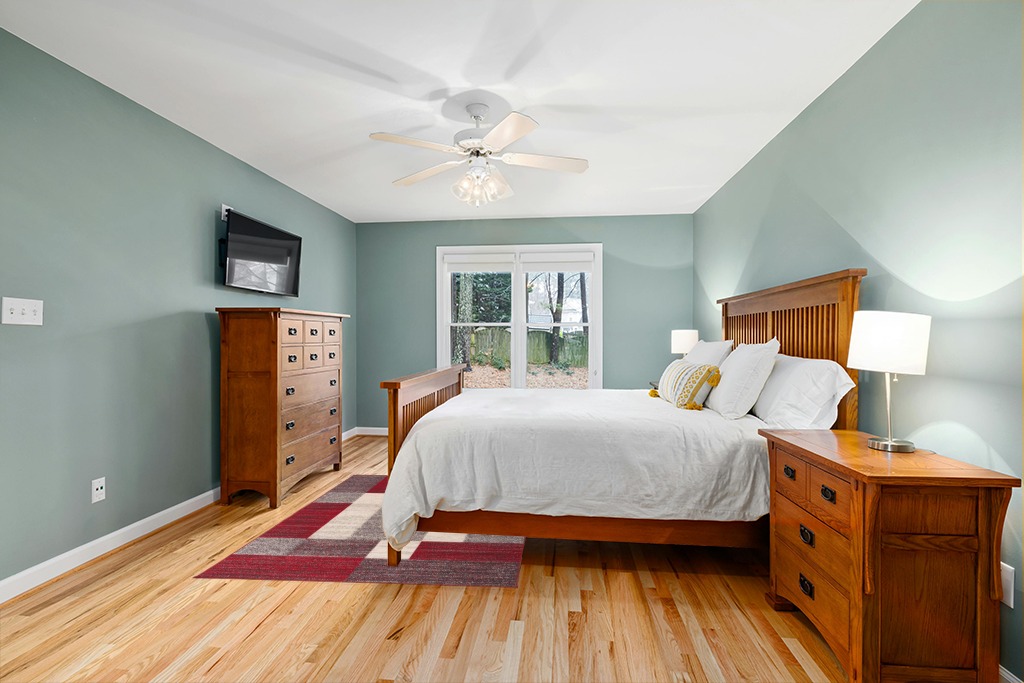 Modern Boxes Design Non-Slip (Non-Skid) Area Rug 5 X 7 (5' 3" X 7' 3") Red in Teal and Orange Wood Bedroom