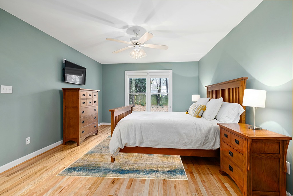 Unique Loom Deepa Collection Area Rug - Whane (Rectangular 6' 0" x 8' 9", Blue Ivory/ Yellow) in Teal and Orange Wood Bedroom