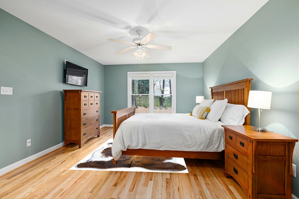 bonanza leathers Genuine Cowhide Rug Tricolor Brindle Size S/L/XL 5X6/6X7/7X8 FT (6X7) in Teal and Orange Wood Bedroom