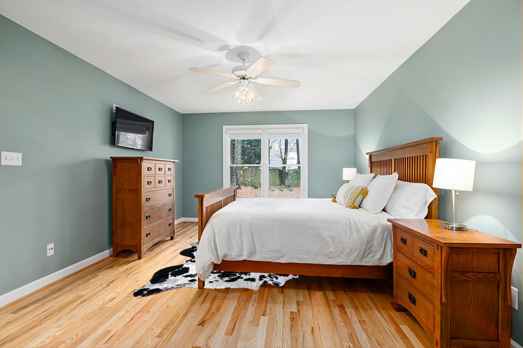 bonanza leathers Genuine Cowhide Rug Black and White Size S/L/XL 5X6/6X7/7X8 FT (L) in Teal and Orange Wood Bedroom