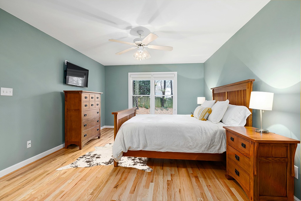 nuLOOM Marcia Machine Washable Faux Cowhide Area Rug, 5' x 6' 7", Brown in Teal and Orange Wood Bedroom