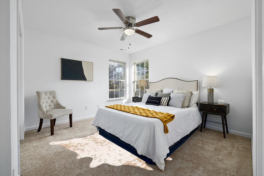nuLOOM Iraida Contemporary Faux Cowhide Area Rug, 5' x 6' 7", Off-white in White and Yellow Modern Bedroom