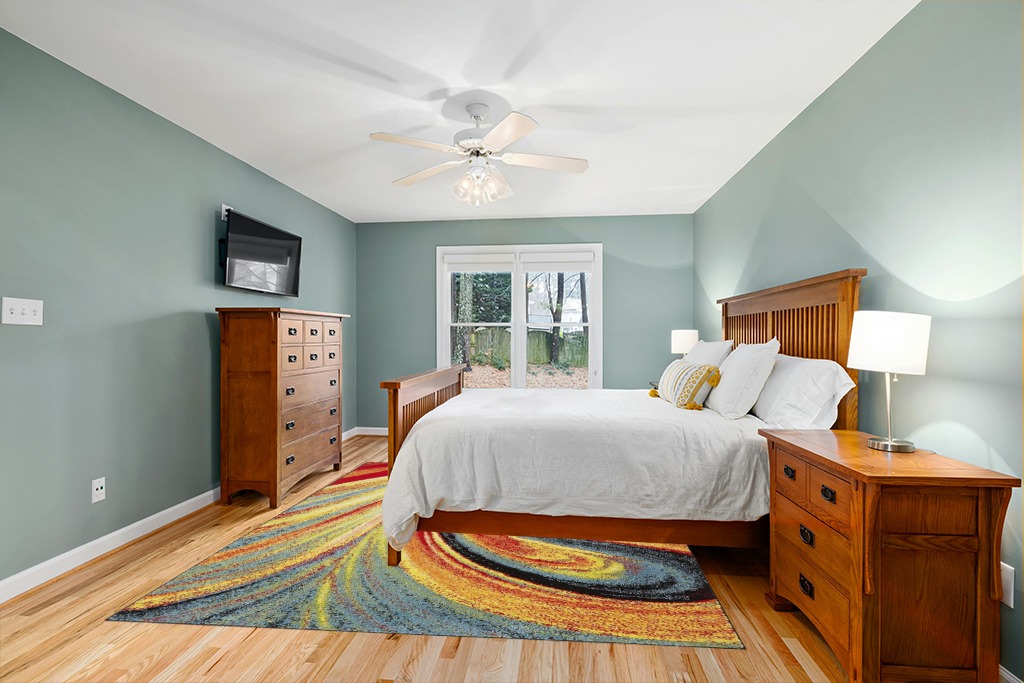 Home Dynamix Adja Modern Area Rug, Splash (7'10" x 10'2") in Teal and Orange Wood Bedroom