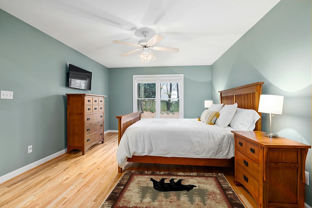 Mayberry Rug 6387 Birch Bear Area Rug, 3'11"x5'3", Brown in Teal and Orange Wood Bedroom