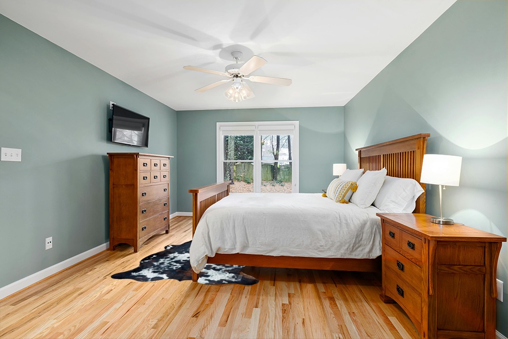 bonanza leathers Genuine Cowhide Rug Dark Tricolor Size S/L/XL 5X6/6X7/7X8 FT (7x8) in Teal and Orange Wood Bedroom