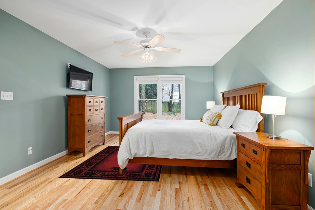 Rug Empire Rustic Lodge Cabin Bear Walk Area Rug, 5'3"x7'3" in Teal and Orange Wood Bedroom