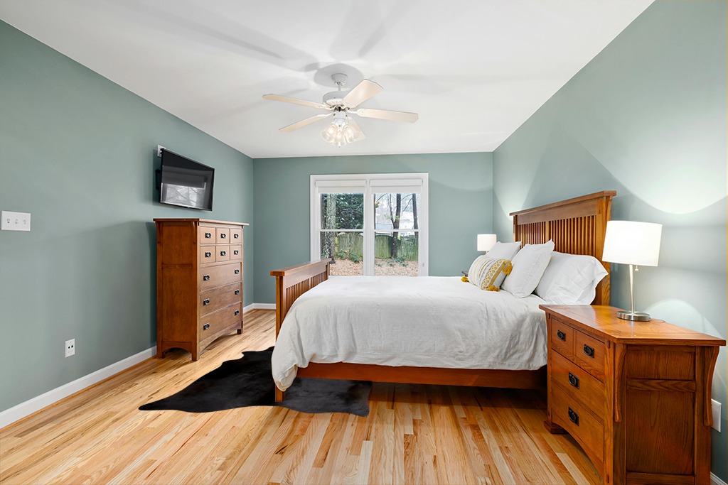 rodeo Solid Black Cowhide Rug (5x7) in Teal and Orange Wood Bedroom