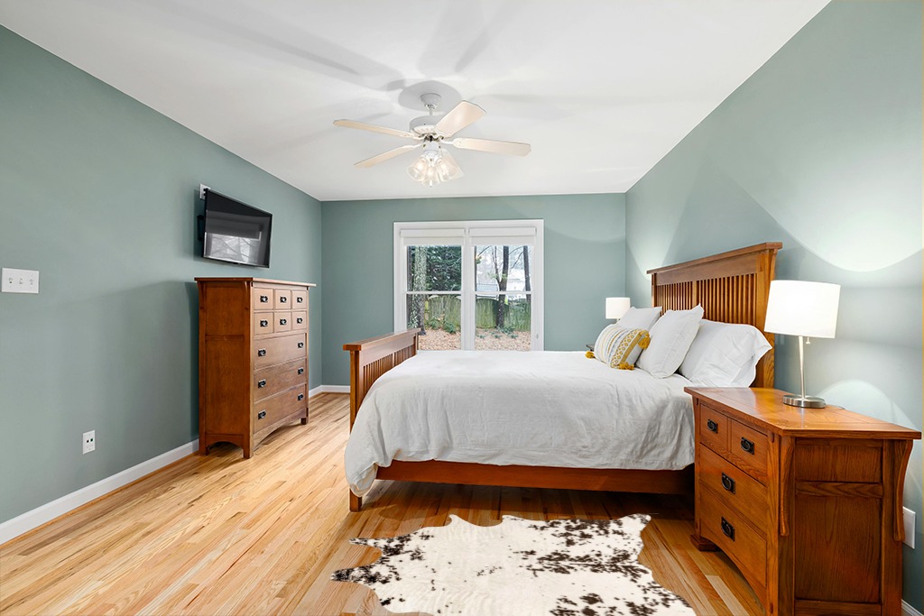 nuLOOM Marcia Machine Washable Faux Cowhide Accent Rug, 3' 10" x 5', Brown in Teal and Orange Wood Bedroom