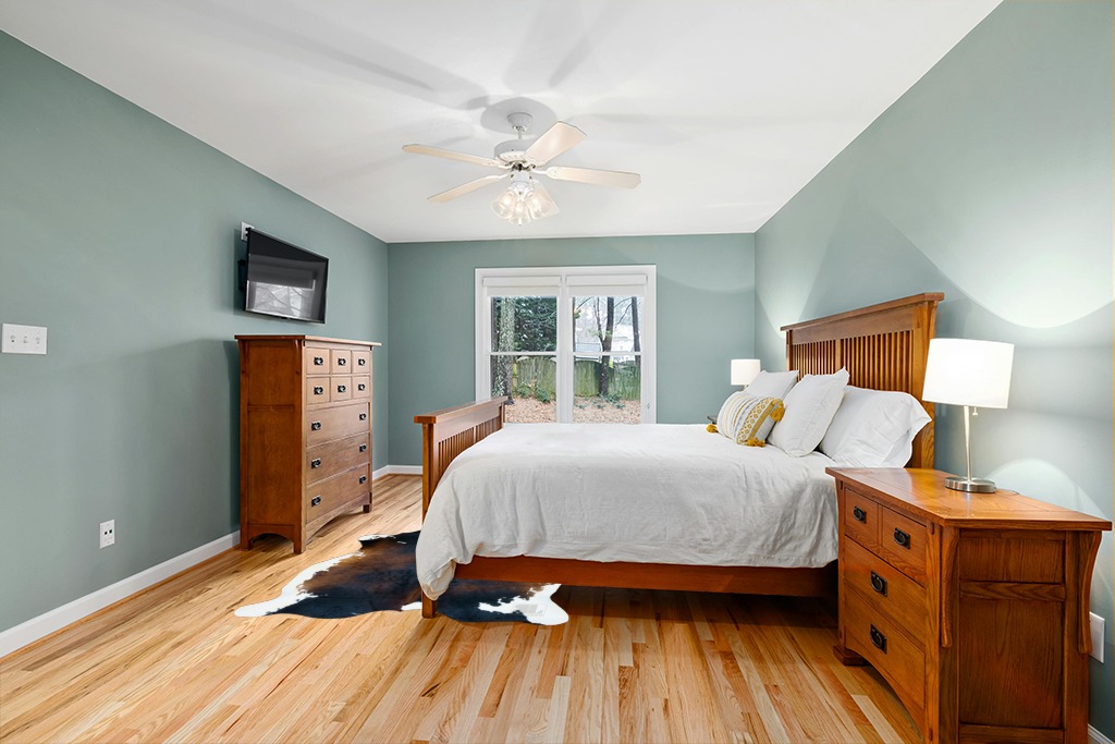 bonanza leathers Genuine Cowhide Rug Chocolate Cream Size S/L/XL 5X6/6X7/7X8 FT (7X8) in Teal and Orange Wood Bedroom