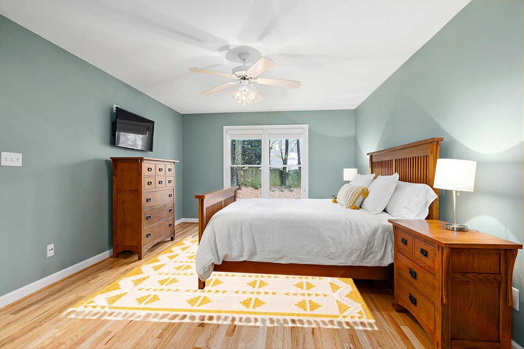 Unique Loom Mesa Collection Area Rug - Maricopa (8' x 10' Rectangle, Yellow and White) in Teal and Orange Wood Bedroom