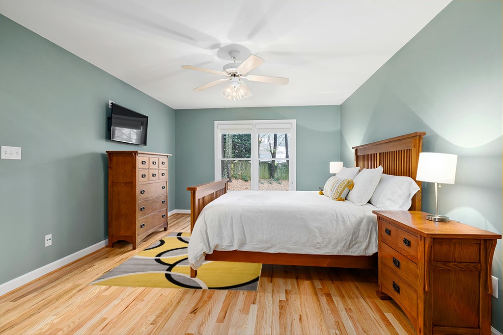 Yellow Contemporary Stain Resistant, non slip Area Rug in Teal and Orange Wood Bedroom